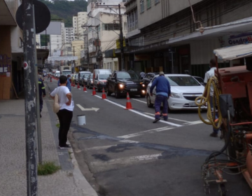 Pista de circulação é criada na Rua Floriano Peixoto entre Hipólito Caron e Francisco Bernardino