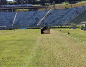 Gramado do Estádio Municipal passa por reformas