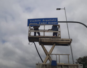 Placas de sinalização viária do novo viaduto são instaladas pela SMU