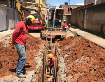 Remodelação de rede de esgoto no bairro Santa Cândida está em fase final de execução