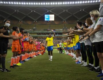 Formiga se despede da Seleção com homenagens, surpresa de Marta e goleada