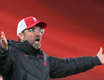 “VAR se esconde atrás dos árbitros”, diz Klopp após derrota dos Reds