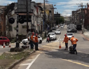 Agentes de trânsito monitoram tapa-buraco da MRS na passagem de nível da Av. dos Andrada