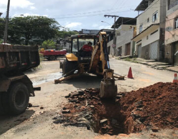 Remodelação da rede de esgoto da Rua Professora Amélia Glanzmann está em fase final de execução