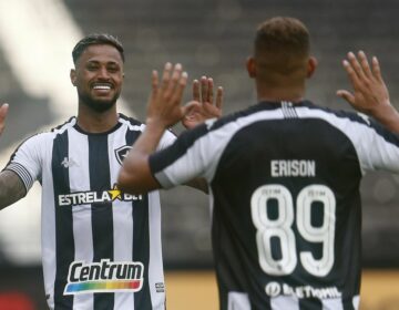 Botafogo sela primeira vitória no Carioca ao bater Bangu por 2 a 0