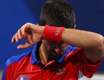 Djokovic tem entrada negada na Austrália e tenta evitar deportação