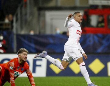 Mbappé marca três gols e PSG avança às oitavas da Copa da França