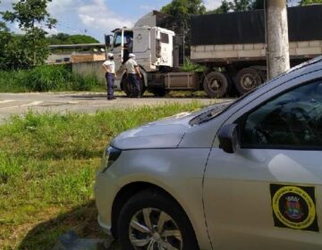 Agentes de transporte e trânsito intensificam a fiscalização de veículos pesados na Alameda Ilva Mello Reis