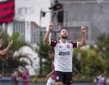 Flamengo bate Madureira e alcança liderança provisória no Carioca