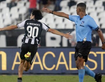 Joia de 17 anos brilha, Botafogo vence e reassume a ponta do Carioca