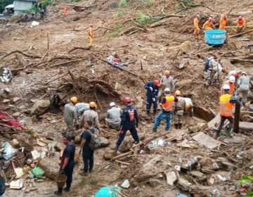 Bombeiros de Minas e cães da corporação ajudam a localizar três vítimas em Petrópolis