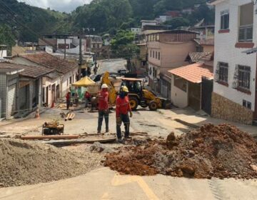 Remodelação da rede de esgoto da Rua Ademir Pedretti dos Santos está em fase final de execução