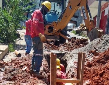 Bairro Santa Cândida recebe mais de mil metros de novas redes de esgoto