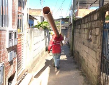 Bairro Grama recebe 150 metros de novas redes de esgoto