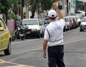 Agentes de trânsito atuam em derramamento de óleo no Mariano Procópio