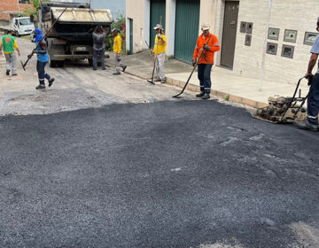 Mesmo com o tempo instável, operação tapa-buracos atende dez vias de JF