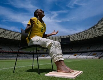 Formiga grava os pés na Calçada da Fama do Mineirão