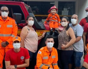 Menino com leucemia ganha “dia de bombeiro” em Belo Horizonte