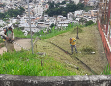 Programa Boniteza realiza limpeza e poda de grama na praça do bairro Santa Cândida