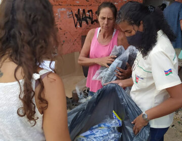 Demlurb faz doação de luvas e calçados para catadores de materiais recicláveis