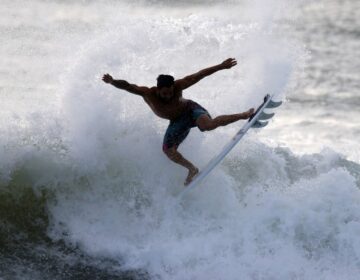 Ítalo Ferreira, Samuel Pupo e Filipe Toledo avançam em Bells Beach