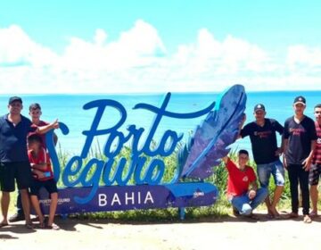 Premiados pelo Escola Transformação conhecem Porto Seguro e aprendem mais sobre história do Brasil