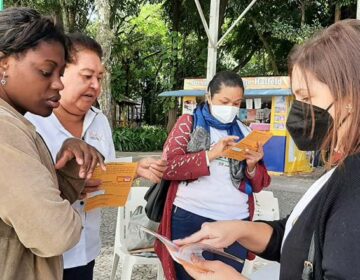 CMDCA panfleta no Parque Halfeld para promover Dia Nacional de Combate ao Abuso de Crianças e Adolescentes