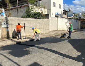 Rua João Krolman Sobrinho, no São Pedro, recebe operação tapa-buracos