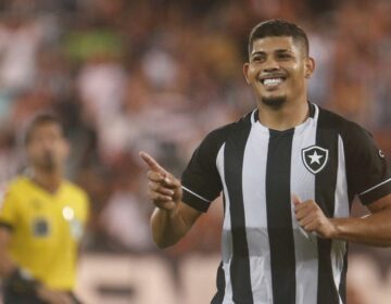 Botafogo vence lanterna Fortaleza no fim e entra no G6 do Brasileiro