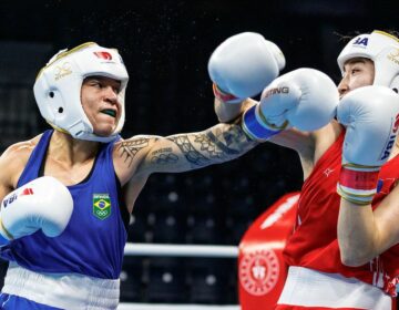 Atual campeã, Bia Ferreira estreia com nocaute no Mundial de Boxe