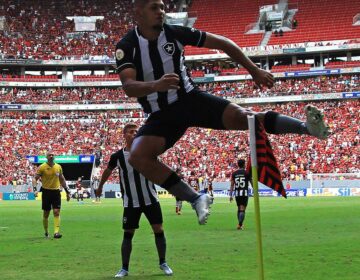 Botafogo vence Flamengo, quebra tabu e sobe na tabela do Brasileiro