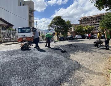 PJF atende 12 bairros com operação tapa-buracos