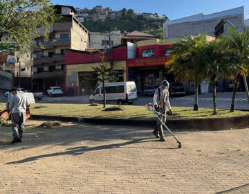 PJF atende mais de 15 praças e seis campos de futebol com limpeza e poda de grama nesta semana