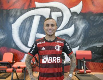 Flamengo anuncia saída de Isla e chegada de Everton Cebolinha