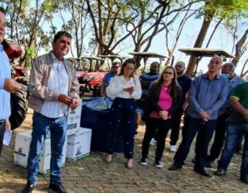 Secretaria de Agricultura entrega tratores, kits feira e de irrigação