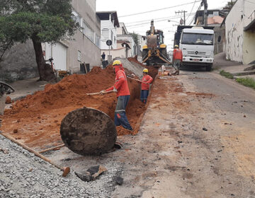 PJF já executou 70% da remodelação de 550 metros de redes de esgoto da Rua Santana