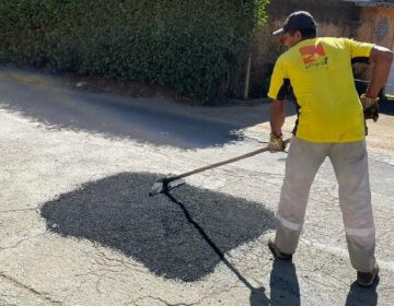 Operação tapa-buracos da PJF chega a estrada Elias José Mockdeci, no bairro Náutico