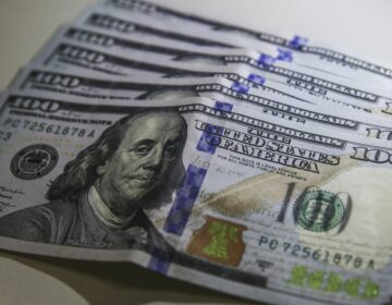 Dólar cai para R$ 5,16 com PIB fraco nos Estados Unidos