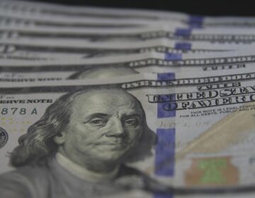 Dólar cai para R$ 5,34 com alívio no mercado externo