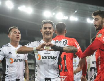 Atlético-MG vence Botafogo e lidera momentanemente o Brasileirão