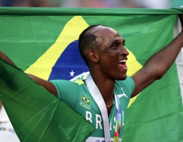 Alison dos Santos faz história e se torna campeão mundial dos 400m com barreiras