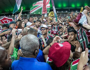 Fred se despede do futebol com vitória e nos braços da torcida