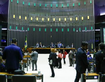 Deputados começam a discutir PEC que concede benefícios sociais