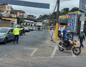 Agentes de transporte e trânsito atuam no primeiro dia de interdição no bairro Santa Luiza