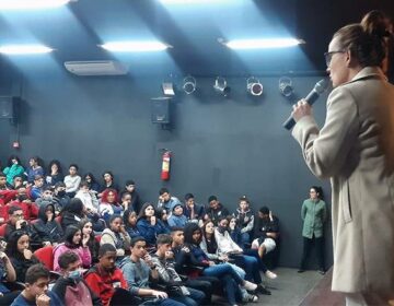 Adolescentes lotam palestra sobre violência contra a mulher na Praça CEU