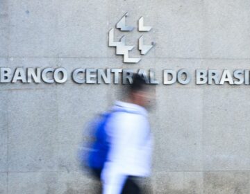 Estímulos fiscais temporários pressionam inflação, diz Banco Central