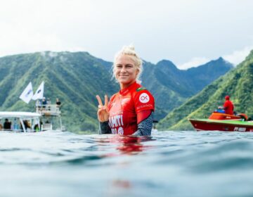 Tati Weston-Webb vira bateria no Taiti e assegura vaga no WSL Finals