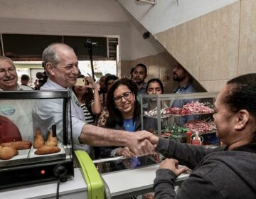 Presidenciável Ciro Gomes faz caminhada pela zona leste de São Paulo