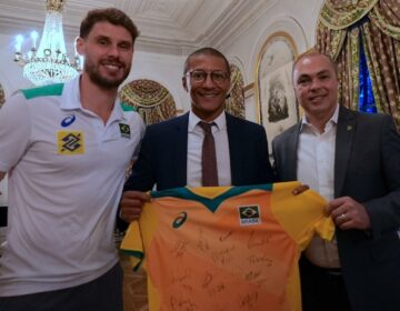 COB e seleção brasileira de vôlei presenteiam prefeito de Saint-Ouen com camisa autografada