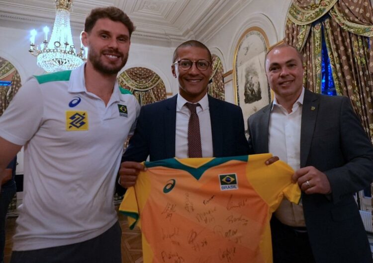COB e seleção brasileira de vôlei presenteiam prefeito de Saint-Ouen com camisa autografada